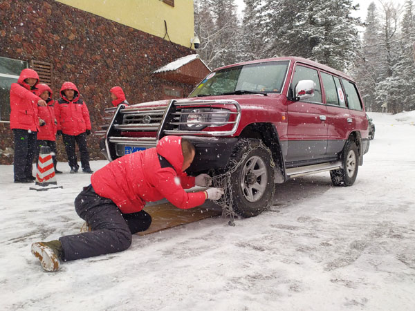 公司運營一部、VIP管理部舉辦2019年景區(qū)冬春安全生產駕駛員掛裝防滑鏈比賽