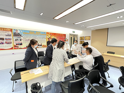 公司機(jī)關(guān)黨支部舉辦 “迎中秋 做月餅 畫團(tuán)扇”主題黨日活動
