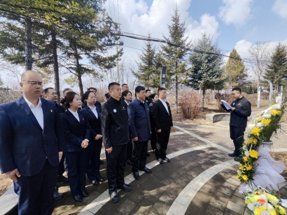 長白山西南景區(qū)運(yùn)營黨支部開展 “清明祭英烈 鮮花寄哀思 ”主題黨日活動