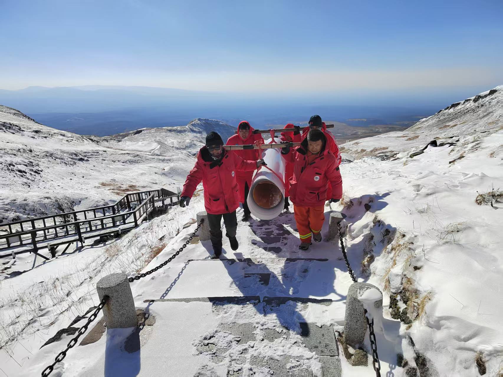 鋼構(gòu)長(zhǎng)廊暖寒冬，匠心守護(hù)天池游